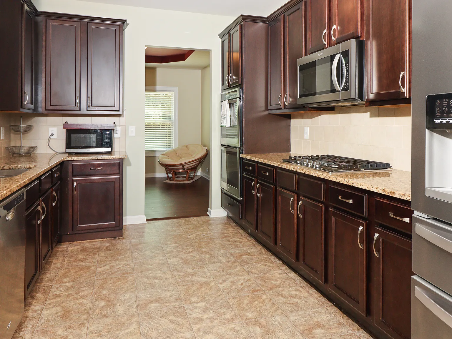 4 bed, 2.5 bath, 2900 sqft, $7,000 — Photo 4