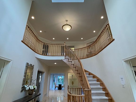 5th image of 385 Calvert Rd