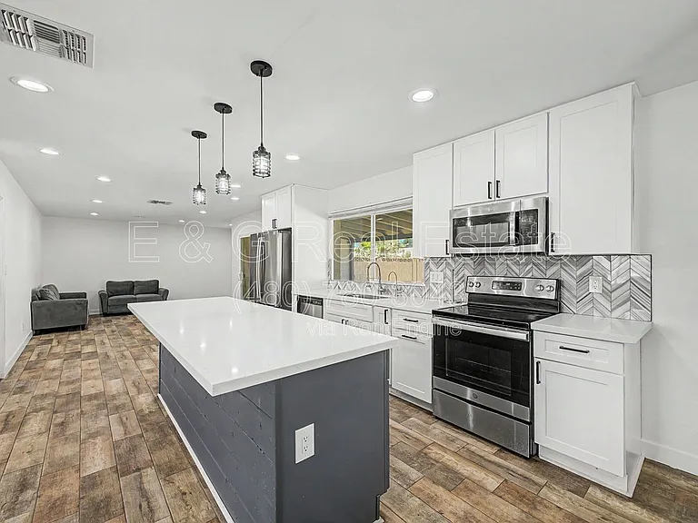 2174 E Palmcroft Dr — Photo 10