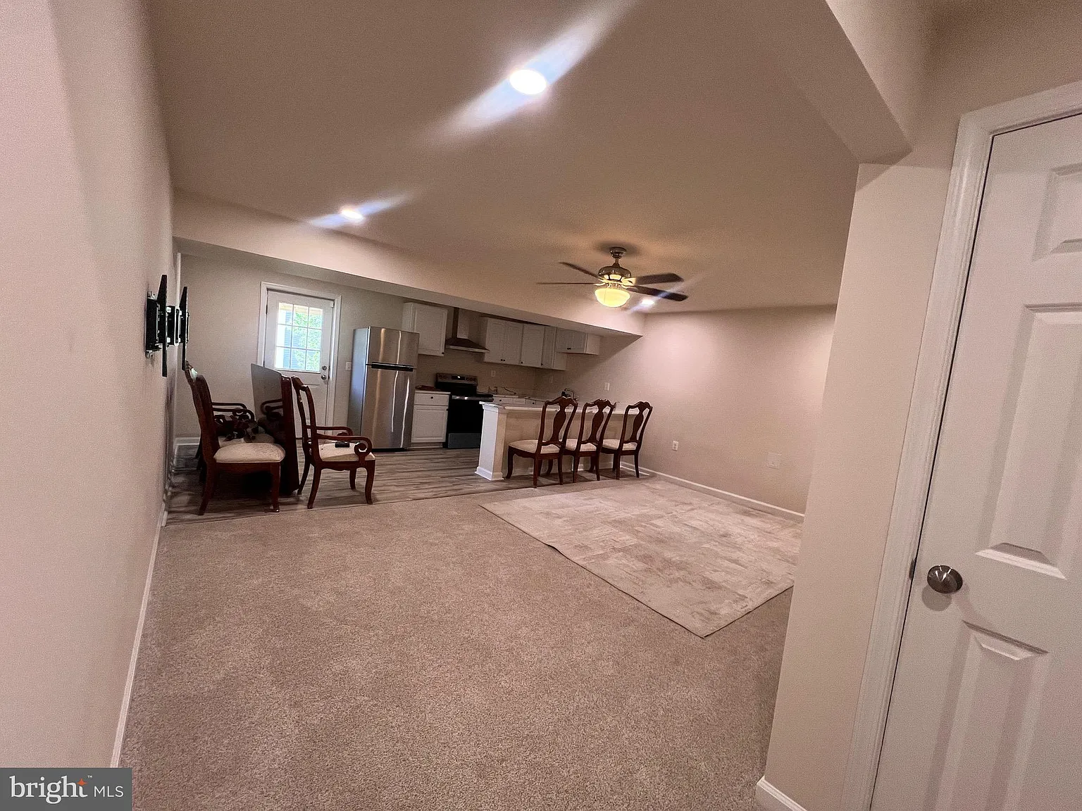 1 bed, 3008 sqft, $1,600 — Photo 4
