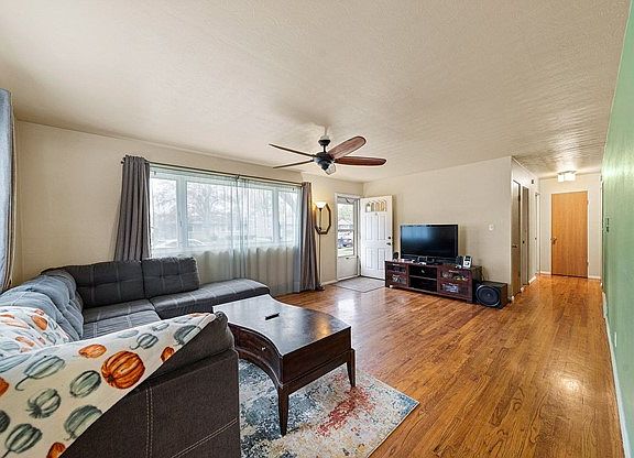 3rd image of 916 Delano Ave