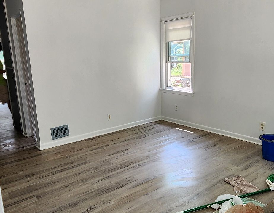 300 E Marshall St, photo 3