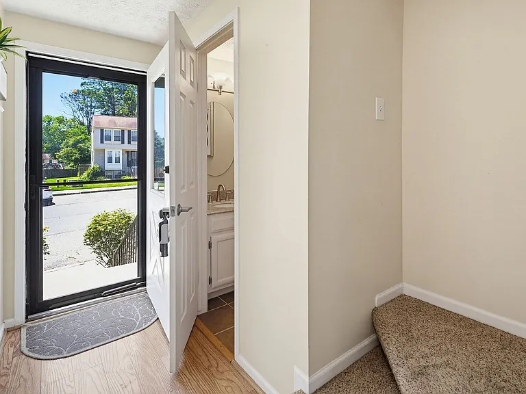 9402 Granite Hl — Photo 2