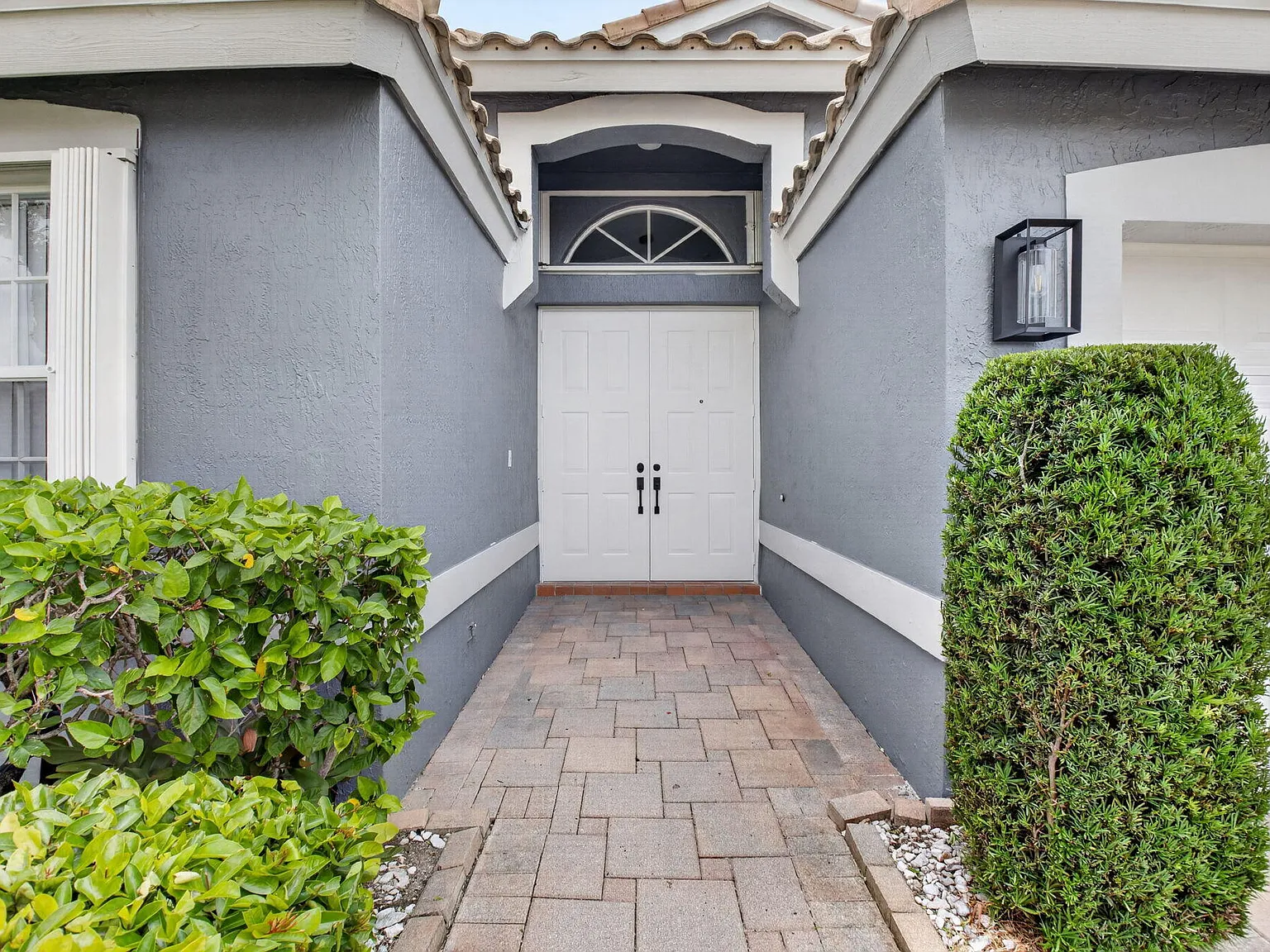 2 bed, 2.0 bath, 1966 sqft, $4,200 — Photo 2