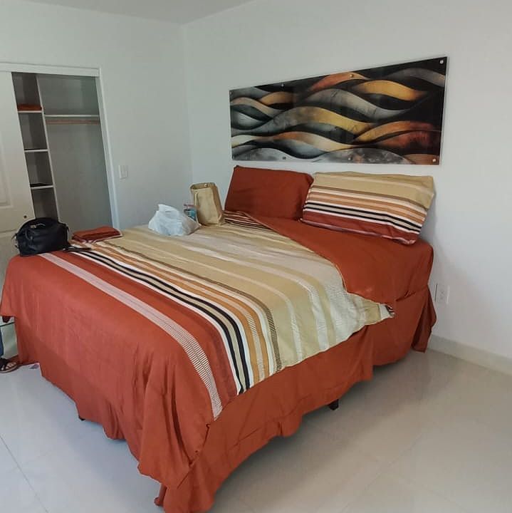 1st image of 1077 Circulo Golondrina #1077