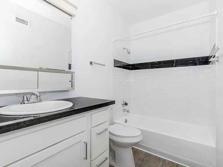 Broadmoor Apartments — Photo 2