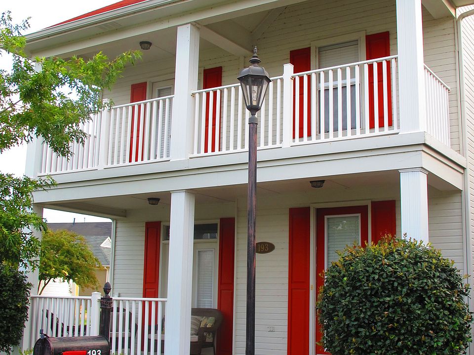 Corner lot with fenced in yard, balcony off Master Bedroom. Nice quiet street 