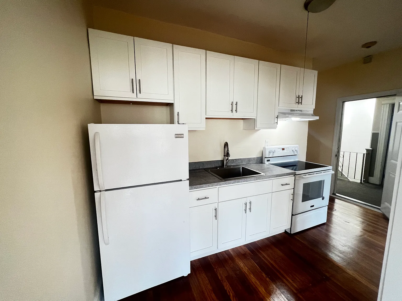 2 bed, 750 sqft, $3,000 — Photo 2