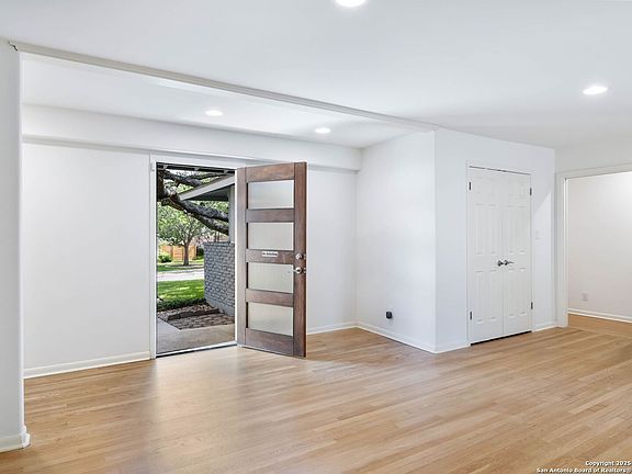 5th image of 602 Northridge