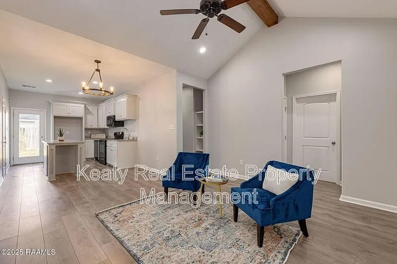 3 bed, 2.0 bath, 1200 sqft, $1,725 — Photo 3