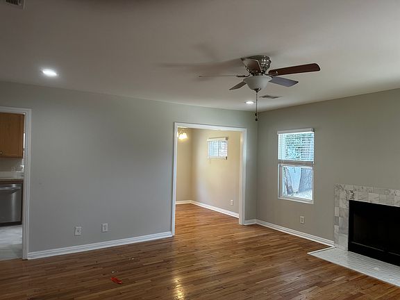 5th image of 829 E Calaveras St