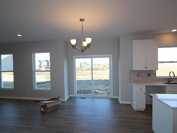 3rd image of 139 Silver Pine Ln