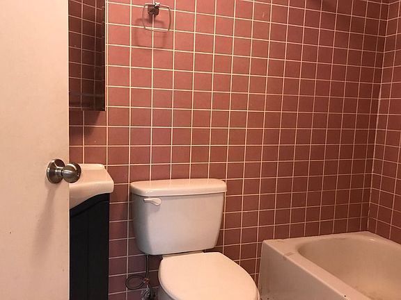 5th image of 20 Crooke Ave APT Bc