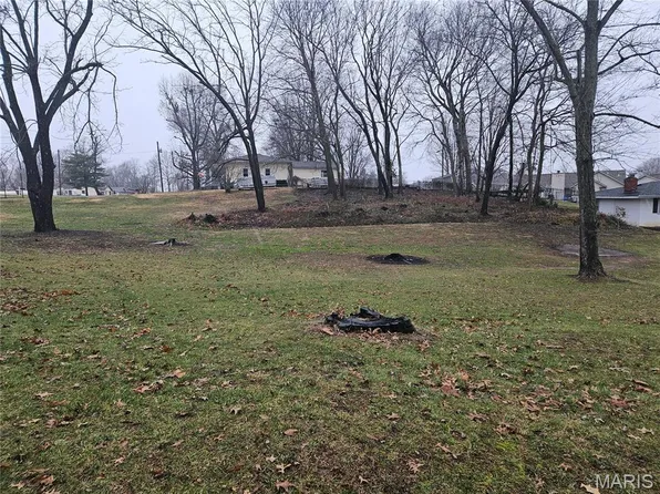 19 Fairway Dr, Bethalto, IL 62010