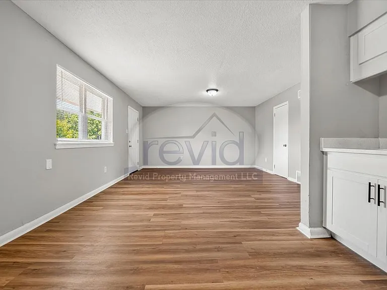 708 Hastings — Photo 17