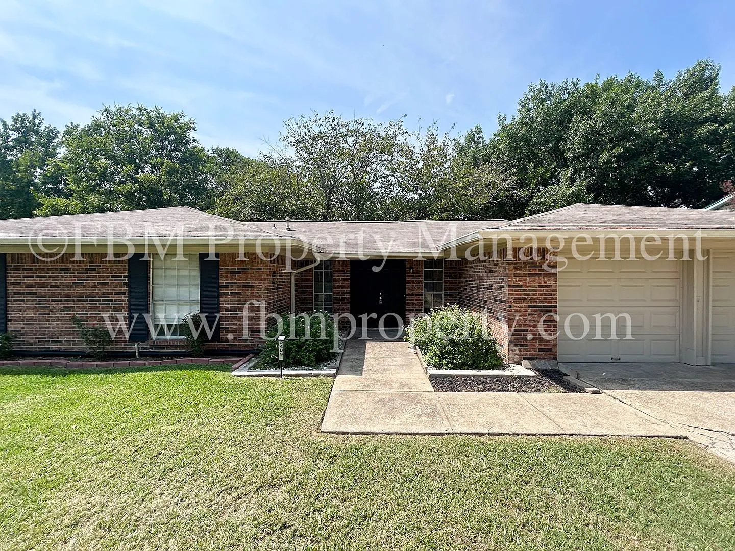 2409 Linda Dr - Charming 3 Bedroom, 2 Bathroom Home with Fenced Backyard in Ennis, TX! — Photo 2