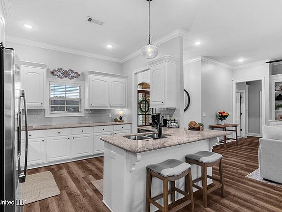 3rd image of 144 Western Ridge Cir