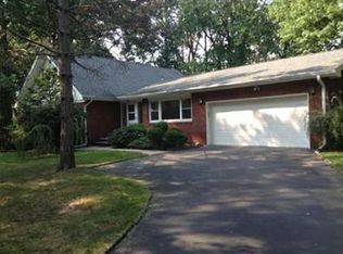 61 Roosevelt St, Roseland, NJ 07068