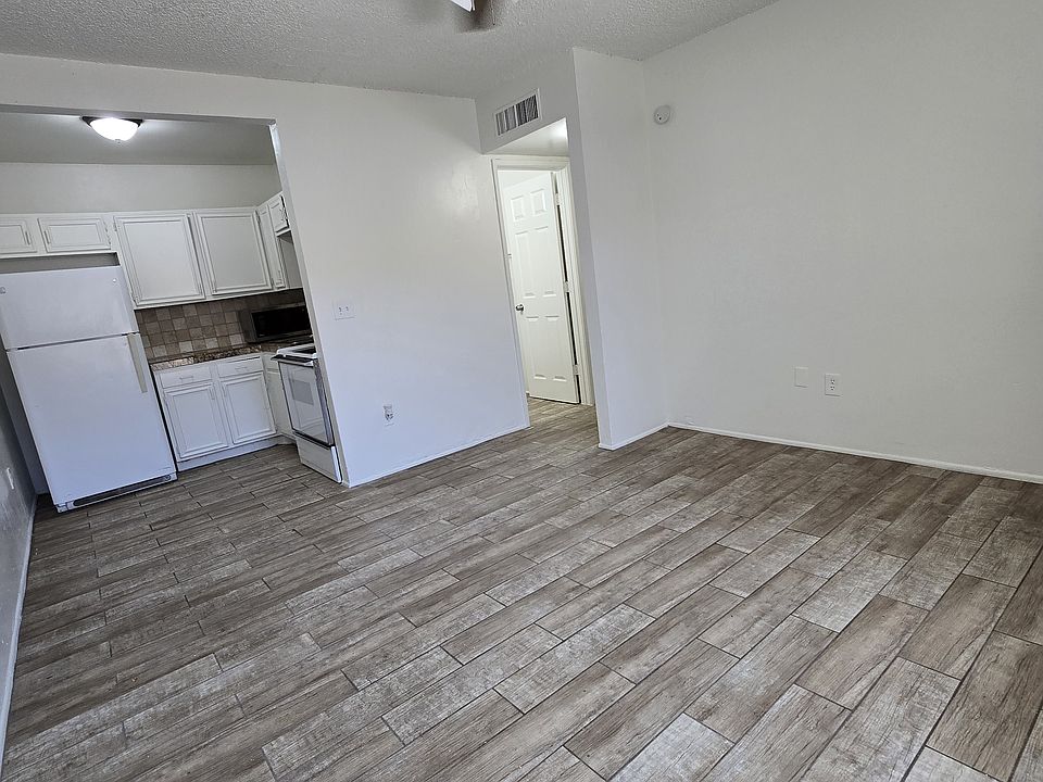 Living Room, Tile Floors, Fans, A/C
