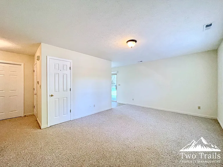 707 Farmington Cir — Photo 3