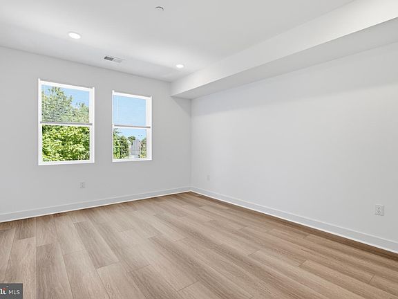2nd image of 3931 Fairmount Ave #2