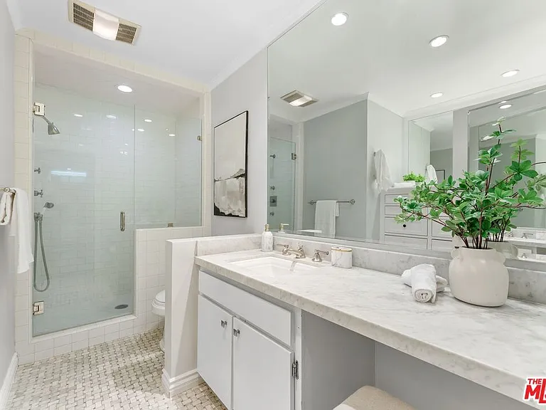 906 N Doheny Dr #311 — Photo 20