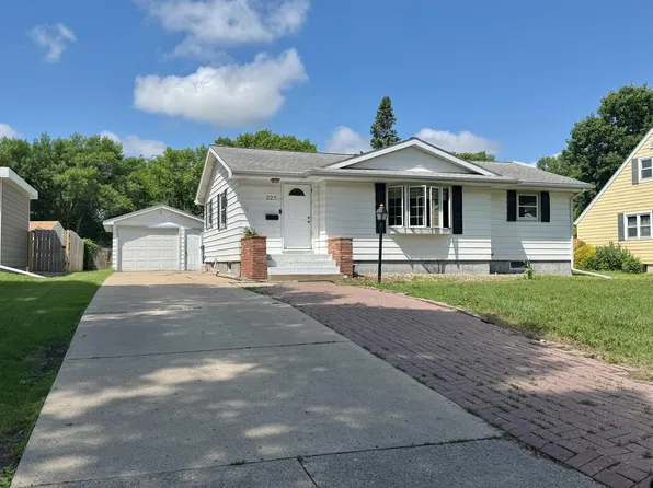 225 N Hill St, Marshall, MN 56258