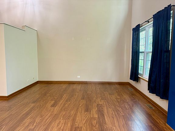 4th image of 623 Shakespeare Dr