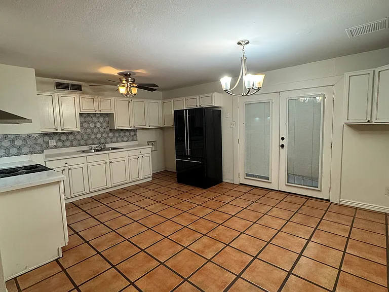 4717 E La Salle St — Photo 3