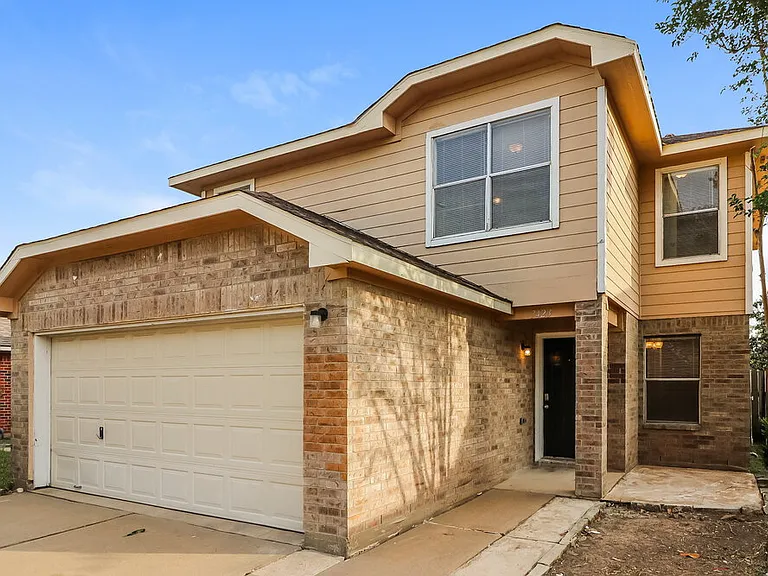 7423 Village Lake Dr — Photo 4