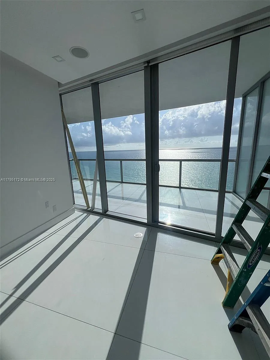 Building Photo - 17121 Collins Ave #1607