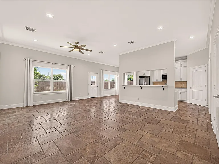 2211 Silverbonnet St — Photo 10
