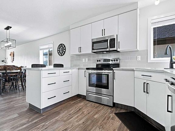 4th image of 212 Thomlison Ave