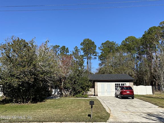 2nd image of 204 Evergreen Ln