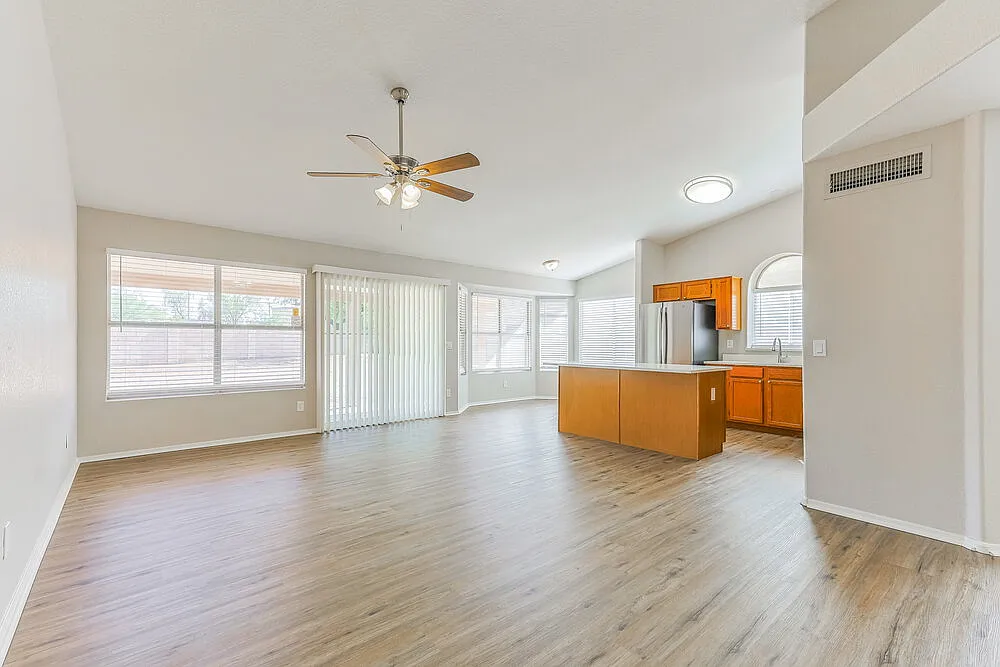 3 bed, 2.0 bath, 1818 sqft, $2,450 — Photo 4