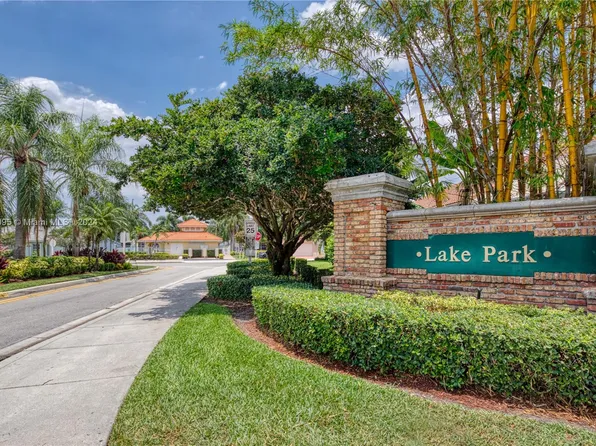 8881 N Lake Park Cir N, Davie, FL 33328