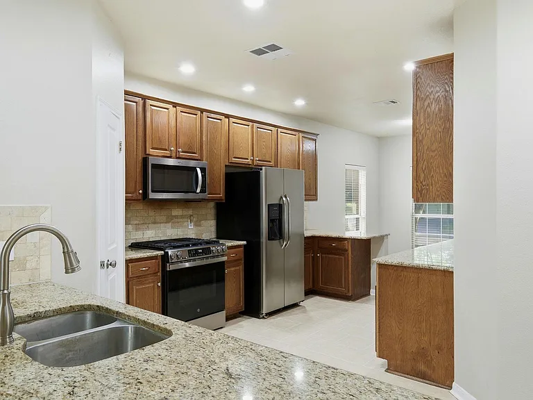 2913 Winchester Dr — Photo 3