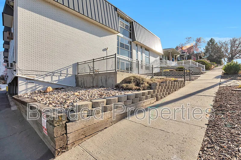 2 bed, 1.0 bath, 749 sqft, $1,225 — Photo 4