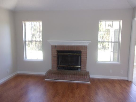 4th image of 239 Sandalwood Cir