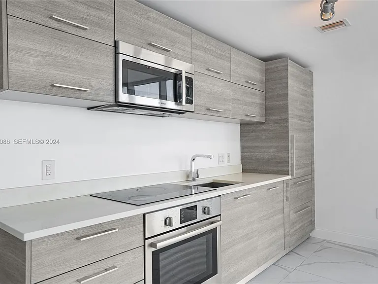 650 NE 32nd St #1307 — Photo 5