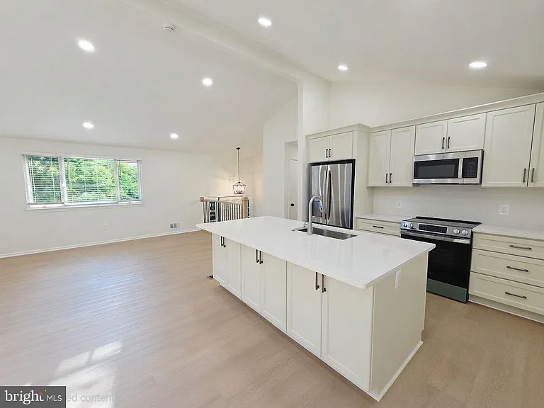 10027 W Constable Ct — Photo 3