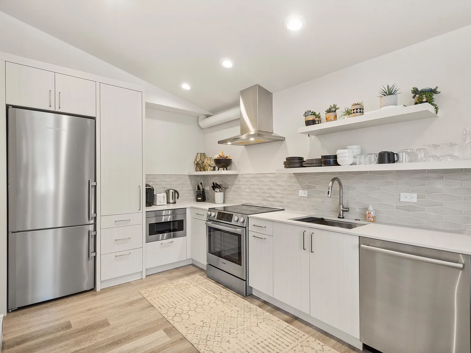 2 bed, 678 sqft, $11,000 — Photo 3