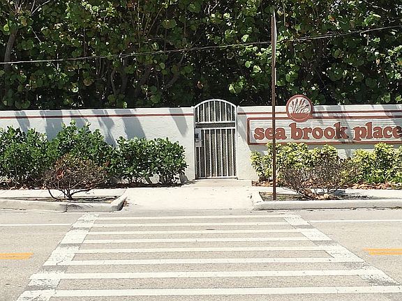 Private entrance from beach