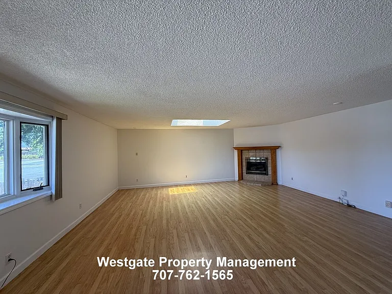 1336 Marian Way — Photo 4