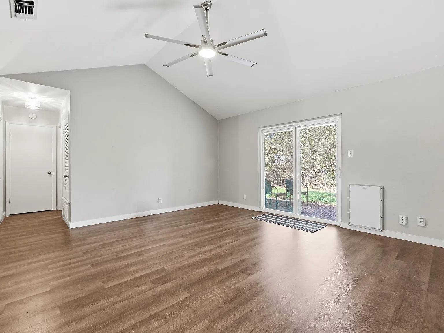 3 bed, 2.0 bath, 1062 sqft, $2,400 — Photo 3
