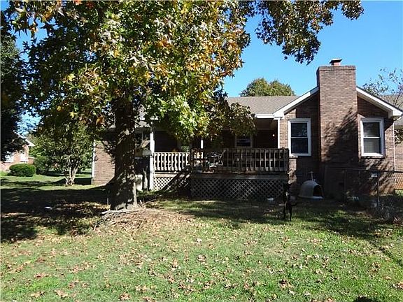 3rd image of 305 Brookhaven Trl