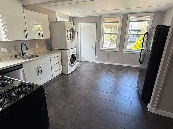 2nd image of 3259-3261 Louise St