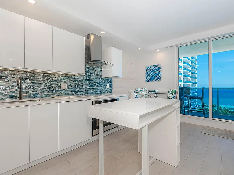 2301 Collins Ave #941 — Photo 5