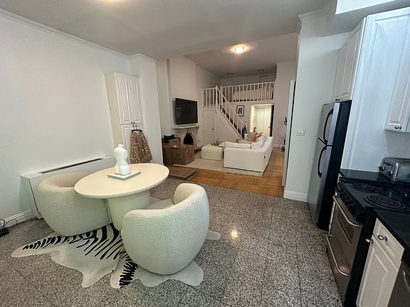 2nd image of 162 E 61st St #B2