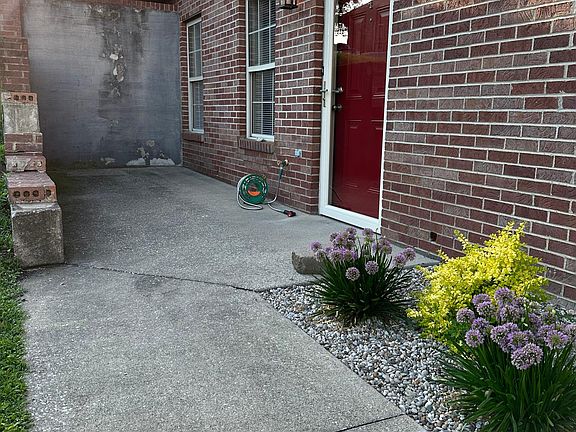 4th image of 112 Shamrock Ln APT 4